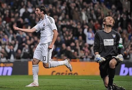 4 goles de Higuaín permiten al Real Madrid remontar ante el Málaga