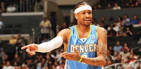 Iverson es traspasado a los Pistons a cambio de Billups y McDyess