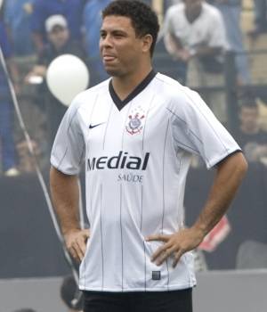 Ronaldo fue presentado con el Corinthians