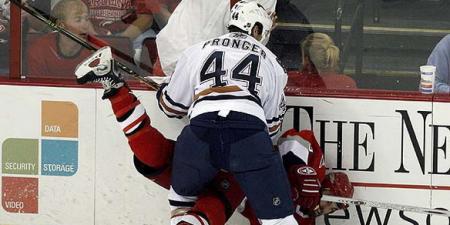 Hockey sobre hielo: boxeadores en patines