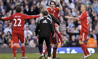 El Liverpool gana en el descuento al Fulham y mete presión al Manchester