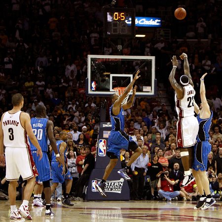 NBA Playoffs’09: Lebron empata la serie con un triple histórico