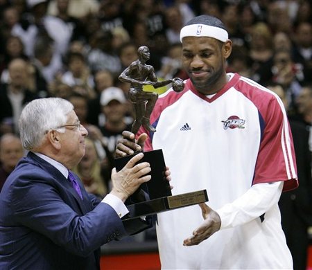 NBA Playoffs’09: Lebron James celebra su MVP con victoria