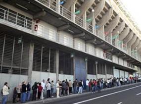 Pese a la crisis, colas para adquirir los abonos del Tenerife