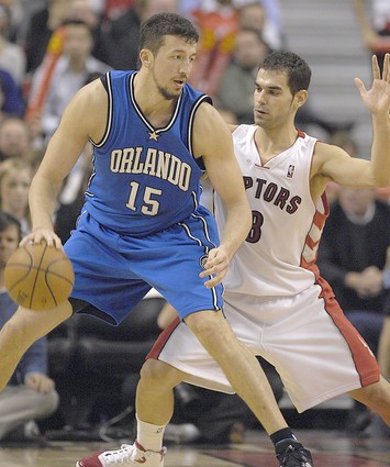 Hedo Turkoglu firma por Toronto Raptors