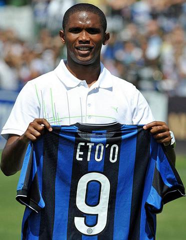 Samuel Etoo fue presentado como nuevo jugador del Inter de Milán