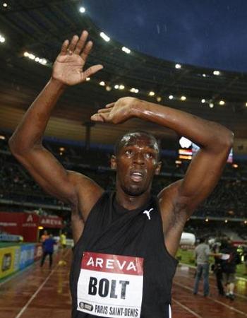 Bolt vuela bajo la lluvia parisina pero no bate el record mundial