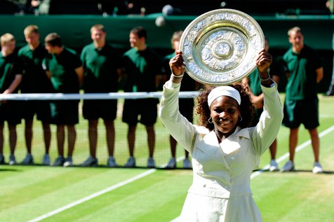 Serena Williams derrota a su hermana Venus y se hace con el título en Wimbledon