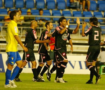 Trofeo Carranza: el Depor golpea tres veces y se cuela en la final