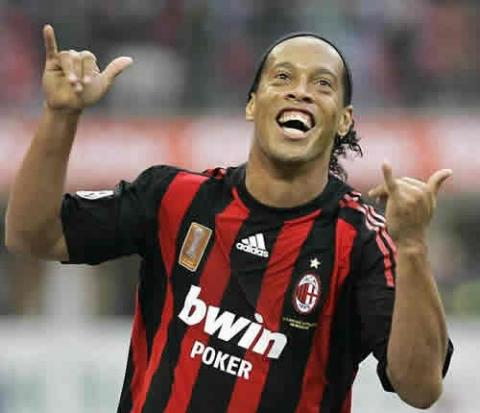 Ronaldinho desmiente su retirada