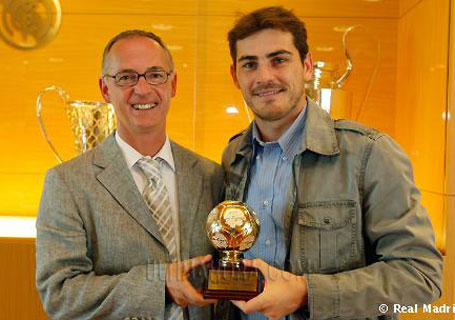 Casillas recoge su galardón como mejor portero del mundo del año 2008