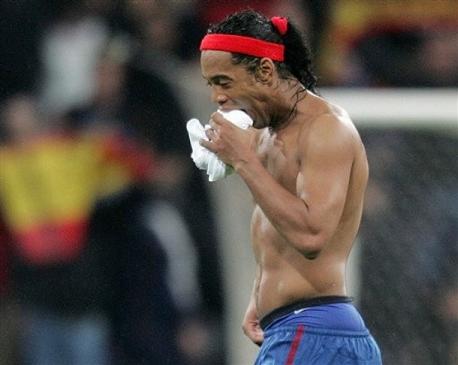 Ronaldinho sigue de fiesta en fiesta