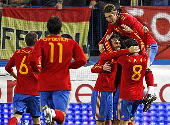 España ganó a Argentina por 2-1 con doblete de Xabi Alonso y gol de Messi