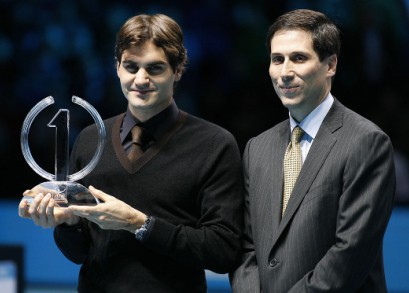 Roger Federer recibe el trofeo que le acredita como número 1 del año