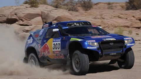 Dakar 2010 Etapa 13: Peterhansel gana en coches y Sainz se acerca al título tras mantener el tipo con Al-Attiyah