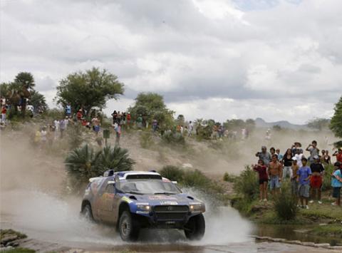 Dakar 2010 Etapa 3: Peterhansel gana en coches, Sainz es 2º y a Nani Roma se le espera tras caer en un agujero