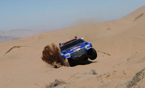 Dakar 2010 Etapa 10: Carlos Sainz gana y aleja un poco más a Nasser Al-Attiyah, Stéphane Peterhansel es segundo