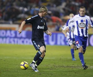 El Real Madrid gana por 1-3 al Deportivo de la Coruña con doblete de Benzema y genialidad de Guti