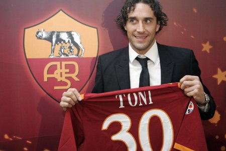 Luca Toni jugará cedido en la Roma lo que queda de temporada