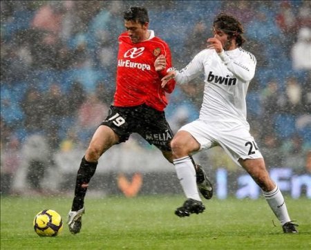 Granero y Martí pelean un balón bajo la nieve que caía en Madrid