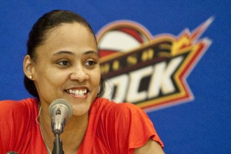 Marion Jones cambia el atletismo por el baloncesto