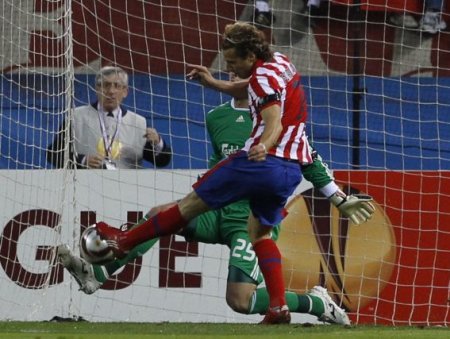Forlán logró batir a Pepe Reina y el Atlético pudo derrotar al Liverpool en la Europa League
