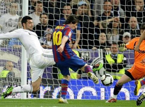 El Barcelona gana 0-2 al Real Madrid y apunta a campeón de Liga