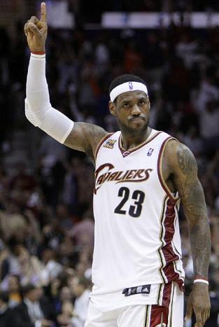 NBA: Lebron James celebra su designación como MVP de la temporada con la primera victoria ante los Celtics