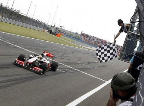 GP de Turquía de Fórmula 1: Vettel y Webber se tocan entre sí y permiten la victoria de Hamilton y el doblete de McLaren