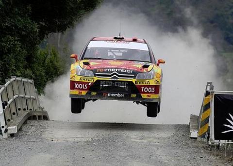 Rally de Nueva Zelanda: Petter Solberg líder tras la primera jornada en la que Loeb sufrió un percance