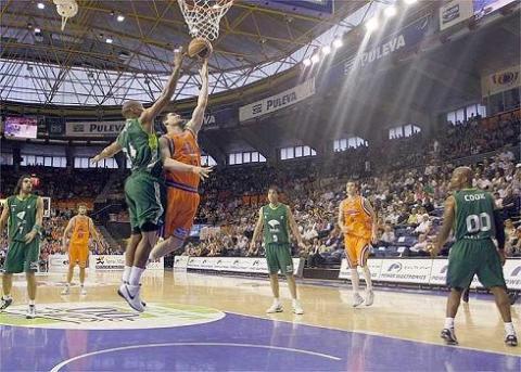 Liga ACB: Regal Barcelona, Unicaja Málaga y Caja Laboral toman ventaja en sus series