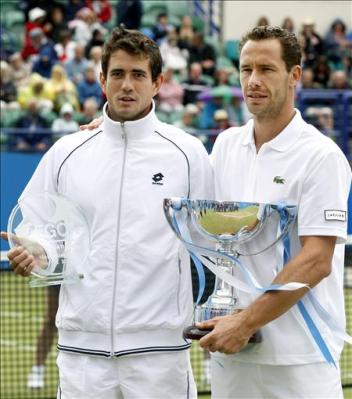 Eastbourne: Llodra y Makarova campeones; Hertogenbosch:  Stakhovsky y Henin campeones