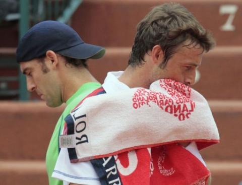 En Halle gana Hewitt pero caen Ferrero y García-López;  en Queen’s  gana Navarro pero Gimeno Traver y Pere Riba quedan eliminados