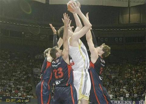 Semifinales Liga ACB: el Real Madrid vuelve a ganar a Caja Laboral y habrá quinto partido en Vitoria