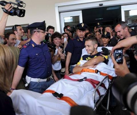 Valentino Rossi sale del hospital y comenta sus impresiones tras sus dos operaciones