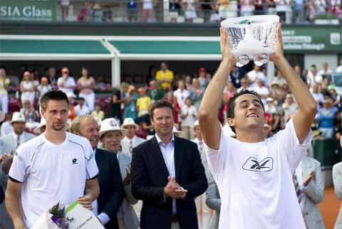 Nicolás Almagro se hace con el título en Bastad y Albert Montañés en Stuttgart