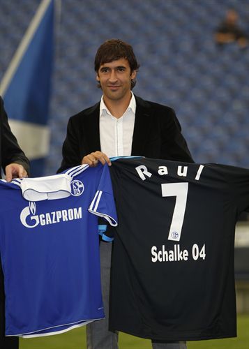 Raúl González fue presentado por el Schalke 04