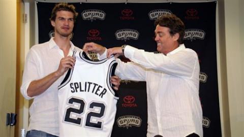 Tiago Splitter es presentado por San Antonio Spurs mientras que la operación Calderón-Charlotte Bobcats se cancela