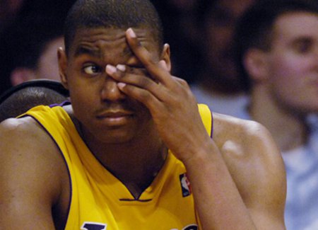 NBA: los Lakers no recuperarán a Bynum al menos hasta el mes de diciembre