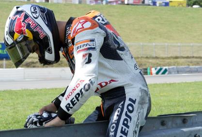 GP de Japón de motociclismo: Dani Pedrosa se rompe la clavícula en los entrenamientos libres y deja a Lorenzo como virtual campeón
