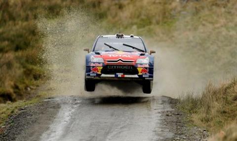 Rally de Gran Bretaña: Loeb y Solberg se jugarán el triunfo tras el abandono de Ogier por accidente