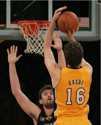 NBA: el primer duelo entre los hermanos Gasol se lo apunta Pau