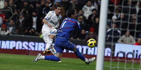 Liga Española 2010/11 1ª División: un gol de Di María permite al Real Madrid ganar al Sevilla y seguir la estela del Barcelona