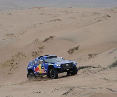 Dakar 2011 Etapa 9: Carlos Sainz gana la especial y recorta dos minutos sobre Nasser Al-Attiyah