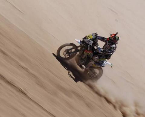 Dakar 2011 Etapa 5: Gonçalves gana la especial de motos, en la que Marc Coma se cayó pero conservó el liderato