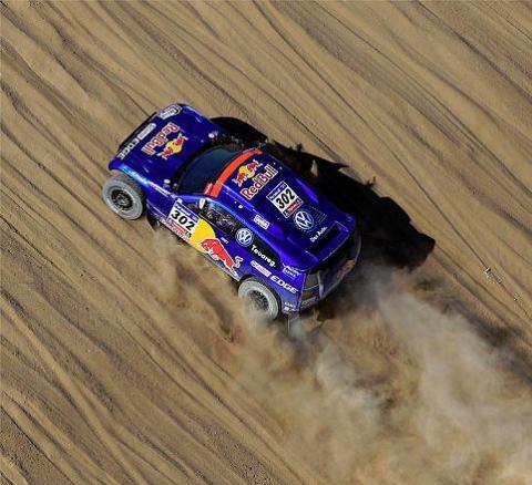 Dakar 2011 Etapa 7: Nasser Al-Attiyah se lleva el triunfo por delante de Carlos Sainz y se acerca en la general