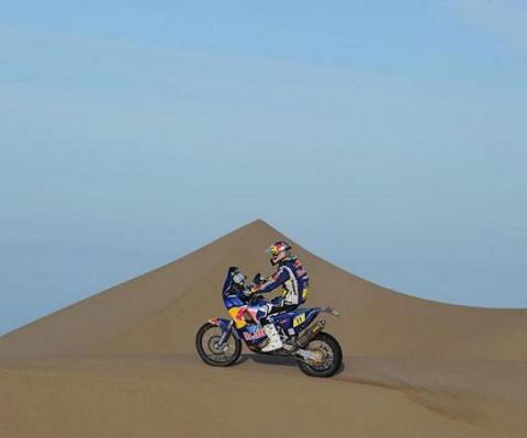 Dakar 2011 Etapa 6: Rubén Faría gana en motos y Cyril Despres recorta algo más de un minuto sobre Marc Coma