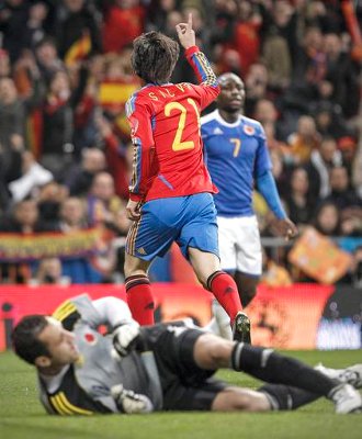 España gana por 1-0 a una Colombia que mereció un resultado mejor