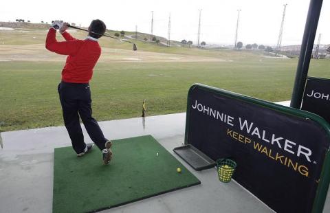 Jorge Campillo impartió un clinic de golf a los ganadores del Torneo Hándicap de Johnnie Walker