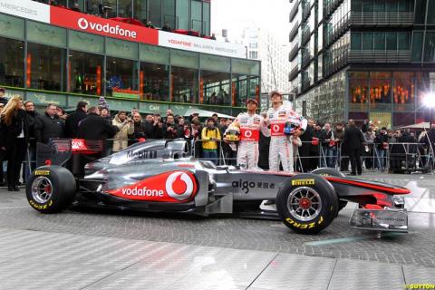 Jenson Button y Lewis Hamilton presentaron su nuevo McLaren MP4-26 en Berlín